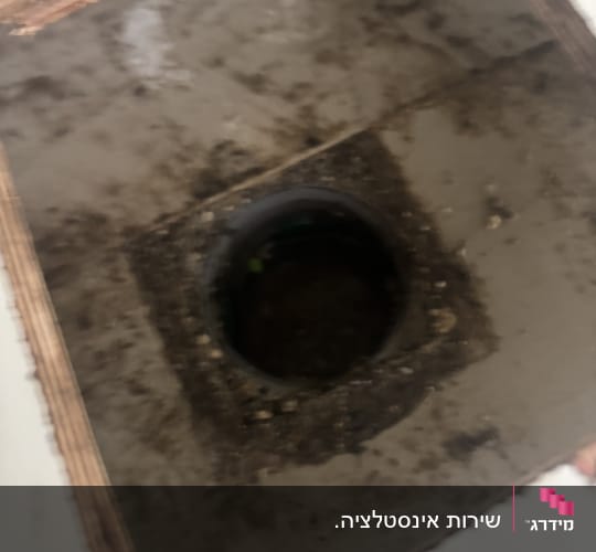 פתח ניקוז או צנרת גלוי מתוך פתח בקיר או ברצפה